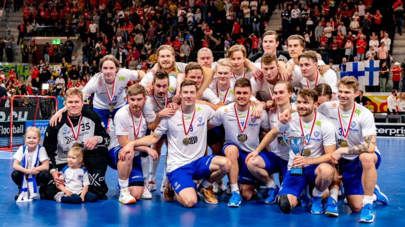 Somijas izlase ar izcīnītām bronzas medaļām, Foto: IFF Floorball