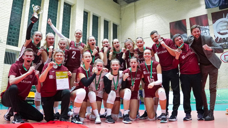 U17 Latvijas meiteņu volejbola izlase ar medaļām. Foto: Margarita Vigule, CEV
