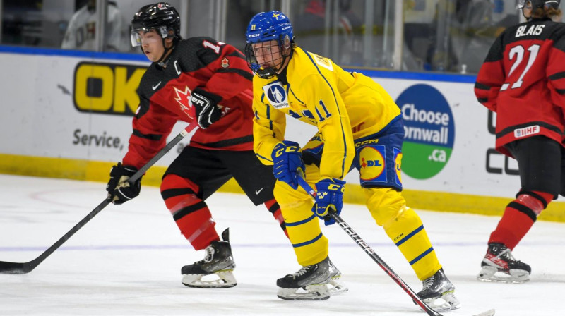 Zviedrijas U18 valstsvienības hokejists Kalle Kārlsons (Nr. 11) spēlē pret Kanādas Austrumu komandu. Foto: Robert Levebvre/Hockey Canada Images
