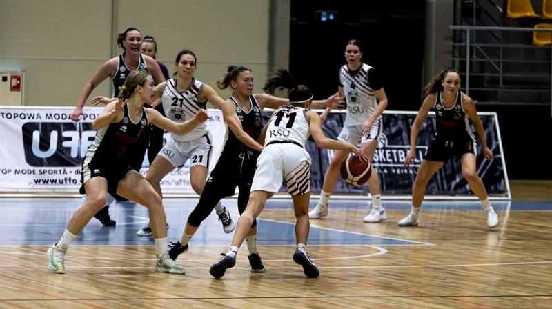 Māra Mote #11, Anita Miķelsone #21 un Katrīna Ozola #4. Foto: EWBL