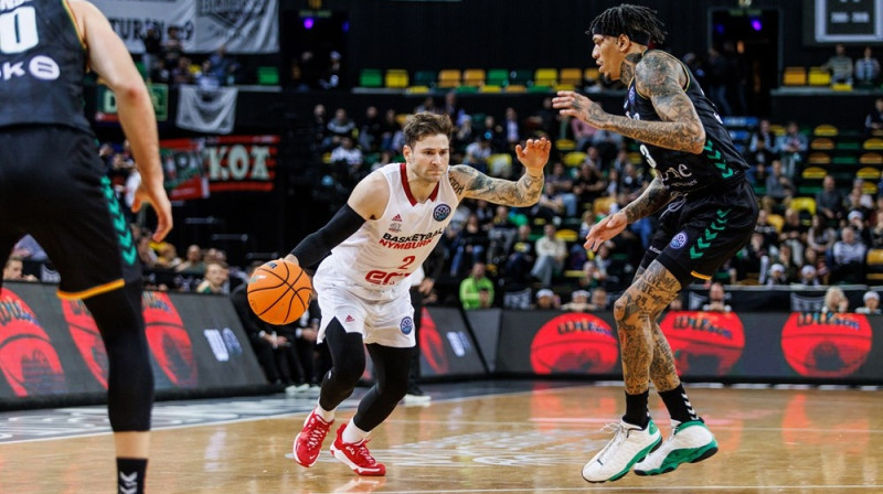 Mareks Klāsens pret bijušo VEF leģionāru Maiklu Kaizeru. Foto: FIBA