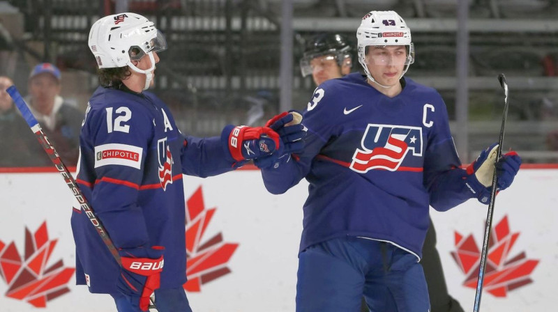 ASV U20 izlases hokejisti Šons Bērenss (Nr. 12) un Lūks Hjūzs (Nr. 43). Foto: IIHF