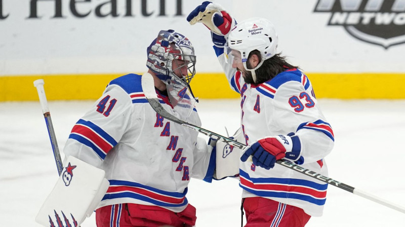 Ņujorkas "Rangers" uzbrucējs Mika Zibanežads un vārtsargs Jaroslavs Halāks. Foto: Jim Rassol/USA Today Sports/Scanpix