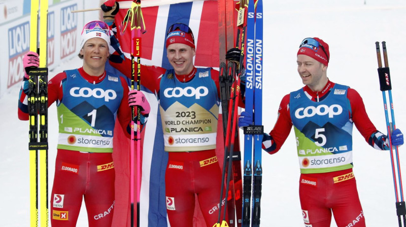 2023. gada pasaules meistarsacīkšu skiatlona distances pirmais trijnieks (no kreisās): Juhanness Klēbu, Sīmens Krīgers un Šūrs Rēte. Foto: Antonio Bat/EPA/Scanpix