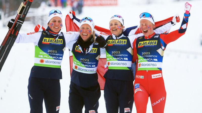 Ņorvēģijas distanču slēpošanas stafetes komanda (no kreisās: Tirila Venga, Astrida Slinda, Ingvilda Estberga un Anne Kalvo). Foto: Borut Živulovič/Reuters/Scanpix