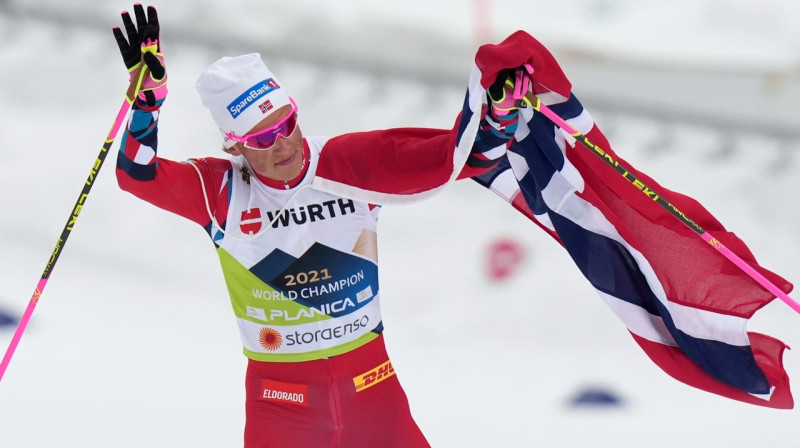 Norvēģijas slēpotājs Juhanness Klēbu stafetes sacensību finišā. Foto: Matthias Schrader/AP/Scanpix
