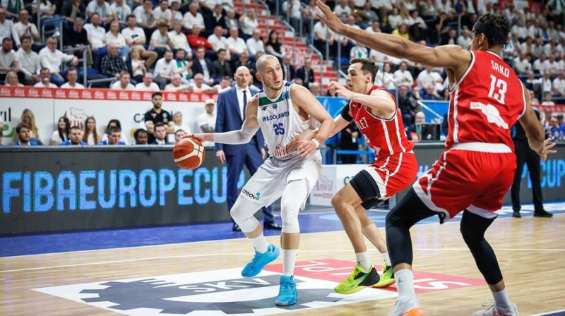 Vloclavekas "Anwil" basketbolists Mihals Novakovskis ar bumbu. Foto: FIBA