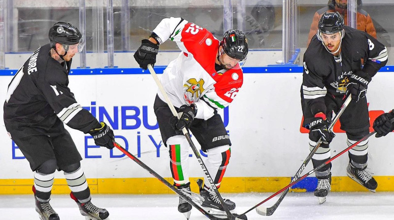 Apvienoto Arābu Emirātu izlases hokejists Maksims Zaharavs (Nr. 22) ar ripu spēlē pret Jaunzēlandi. Foto: Türkiye Buz Hokeyi Federasyonu (TBHF)