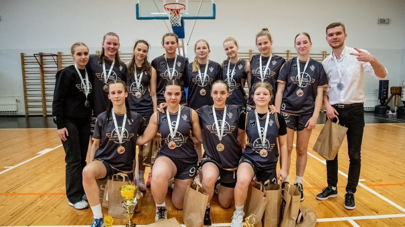 Valmieras U16 basketbolistes: sudraba laureātes Eiropas Meiteņu basketbola līgā. Foto: BVBS