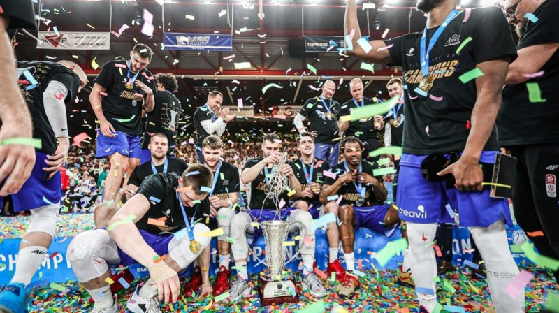 Vloclavekas "Anwil" basketbolisti ar čempionu trofeju. Foto: FIBA