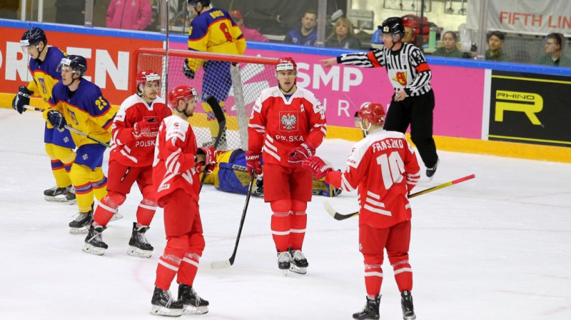 Polijas valstsvienības hokejisti pēc vārtu guvuma pret Rumānijas komandu. Foto: Polski Hokej