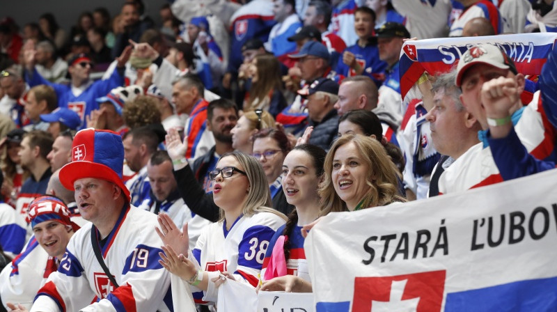 Slovākijas izlases līdzjutēji Rīgā ir plašā pulkā, un viņu pretiniekiem noderētu Latvijas fanu atbalsts. Foto: EPA/Scanpix