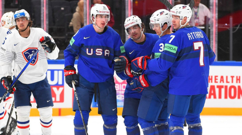 ASV izlases hokejisti pēc vārtu guvuma spēlē pret Francijas valstsvienību. Foto: IIHF