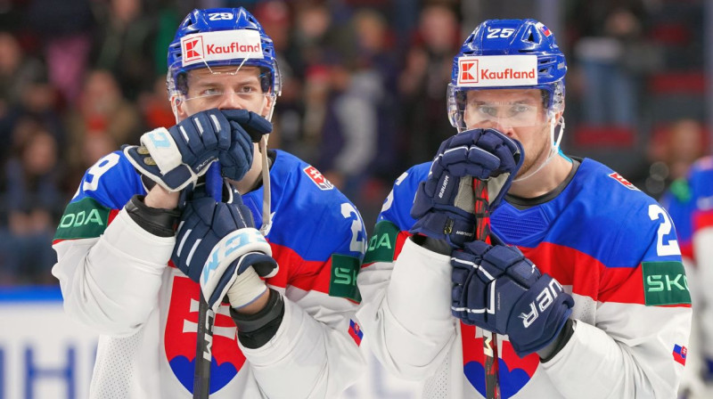 Slovākijas valstsvienības hokejisti Mihals Ivans (Nr. 29) un Alekss Tamāši (Nr. 25). Foto: IIHF