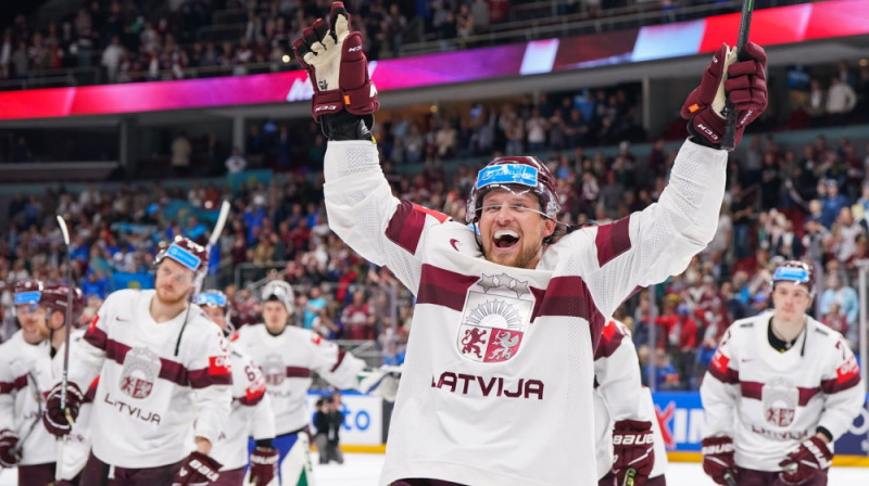 Rihards Bukarts priekšplānā. Foto: IIHF