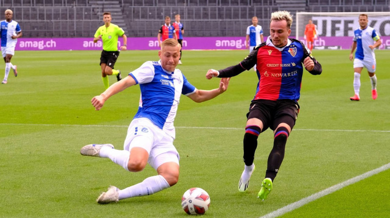 Kristers Tobers aizsardzībā spēlē pret "Basel". Foto: Sergio Brunetti/Imago Images/Scanpix