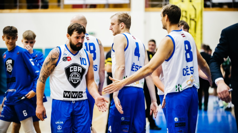 Cēsu basketbolisti Jurijs Timaškovs (#10) un Toms Kohanovs (#4) Foto: Cēsis/CSS