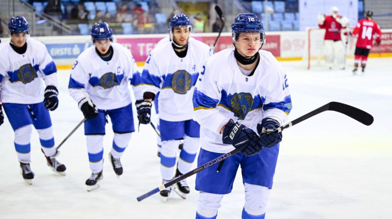 Kazahstānas U20 valstsvienības hokejisti pēc vārtu guvuma. Foto: Magyar Jégkorong Szövetség