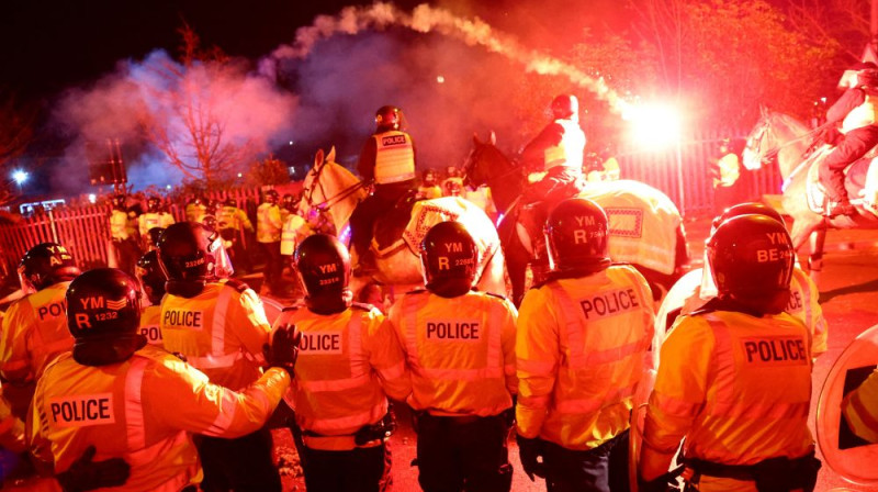 ''Legia'' fani sadursmē ar Anglijas policiju. Foto: Reuters/Scanpix