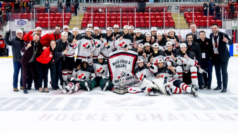 Kanādas rietumu komanda – 2023. gada Pasaules junioru A izaicinājuma kausa ieguvēja. Foto: Hockey Canada