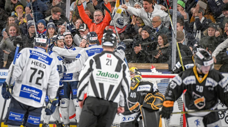 "Ambrì-Piotta" hokejisti un līdzjutēji pēc vārtu guvuma. Foto: Melanie Duchene/EPA/Scanpix