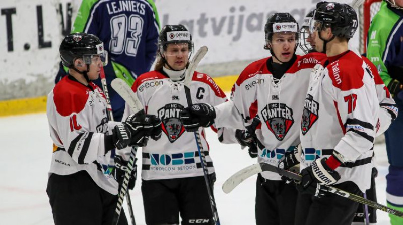 Rasmuss Kīks (no kreisās) ar komandas biedriem. Foto: Guntis Lazdāns/LHF