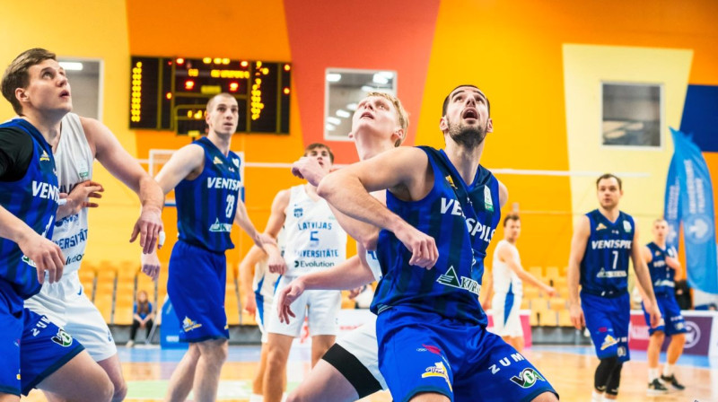 "Ventspils" un "Latvijas Universitātes" basketbolistu cīņa. Foto: Māris Greidāns/LU Basketbols