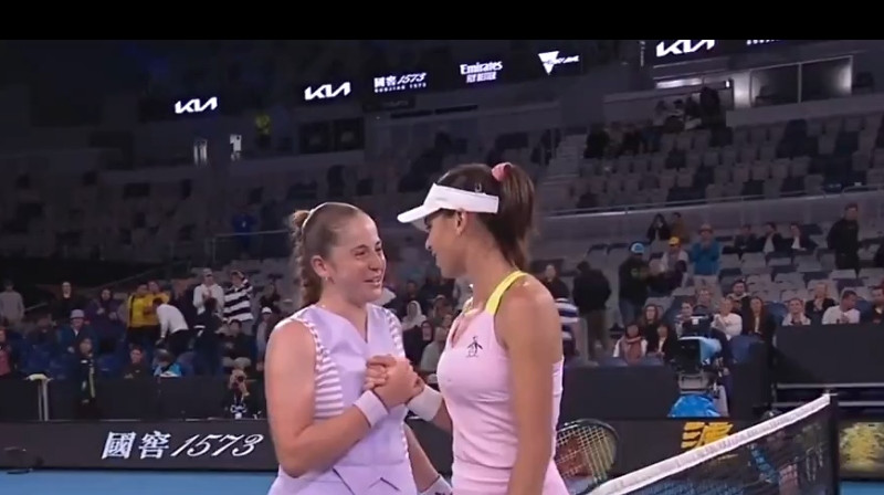 Aļona Ostapenko un Ajla Tomļanoviča. Foto: WTA