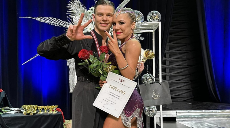 Romāns Dobrecovs/Violeta Ļevčenko kļuvuši par pieckārtējiem čempioniem. Foto no dejotāju privātā arhīva.