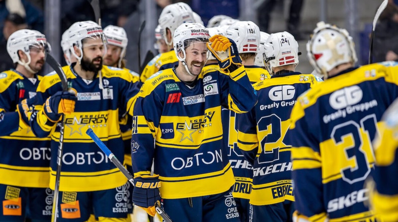 Esbjergas "Energy" hokejisti, tostarp Artūrs Salija (otrais no kreisās). Foto: Esbjerg Energy