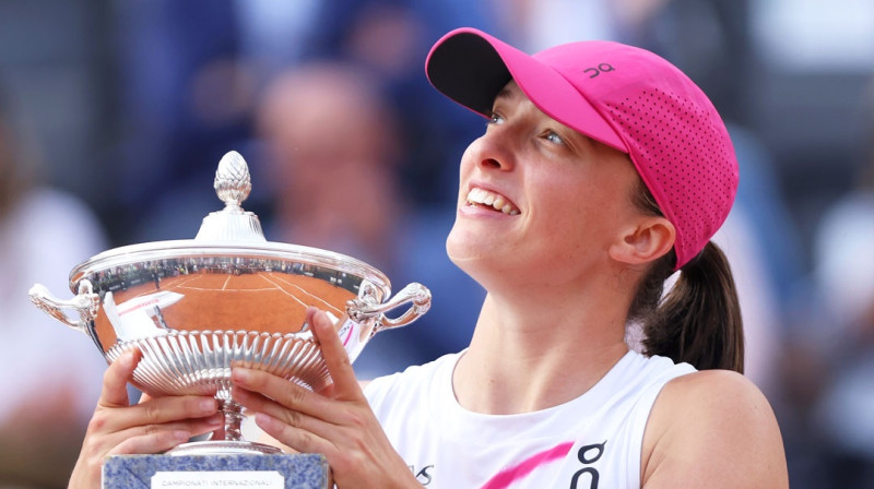 Iga Švojonteka ar Romas trofeju. Foto: WTA