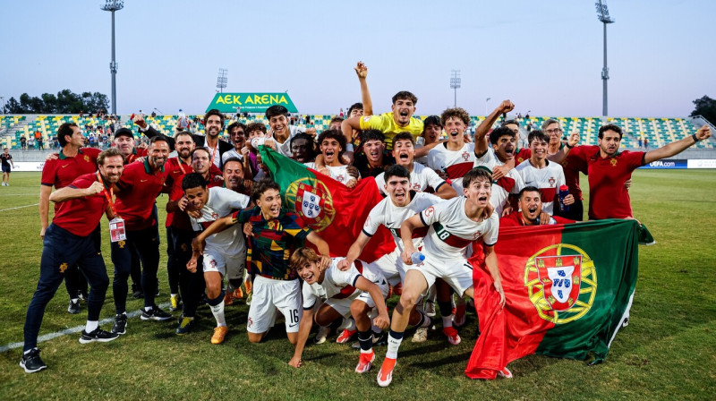 Portugāles U17 valstsvienības futbolisti pēc Eiropas meistarsacīkšu fināla sasniegšanas. Foto: UEFA