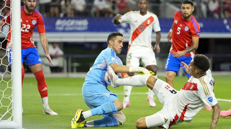 Amerikas kausa izcīņas vecākie futbolisti Klaudio Bravo un Paolo Gerero (Nr. 9). Foto: Julio Cortez/AP/Scanpix