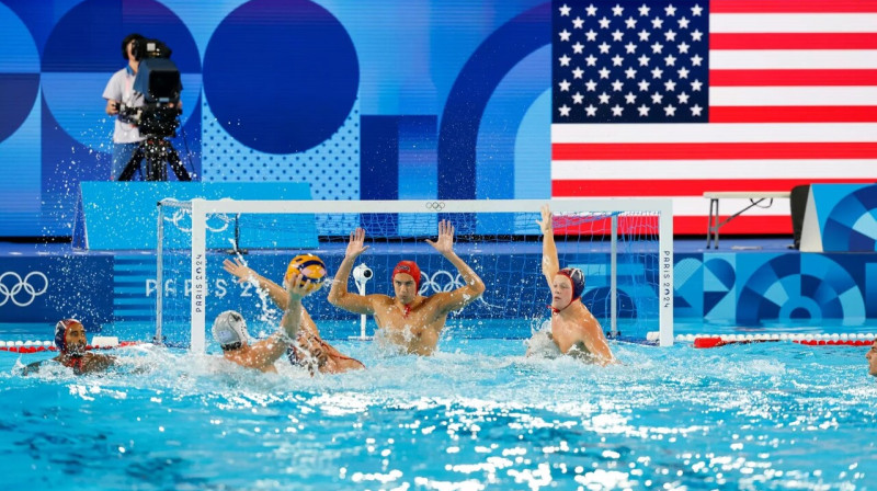 Ūdenspolo Parīzē: Grieķijas valstsvienības uzbrukums ASV izlases vārtiem. Foto: Jeff Cable/USA Water Polo