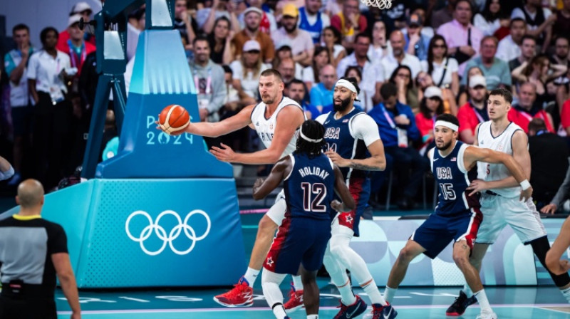 Nikola Jokičs amerikāņu ielenkumā. Foto: FIBA