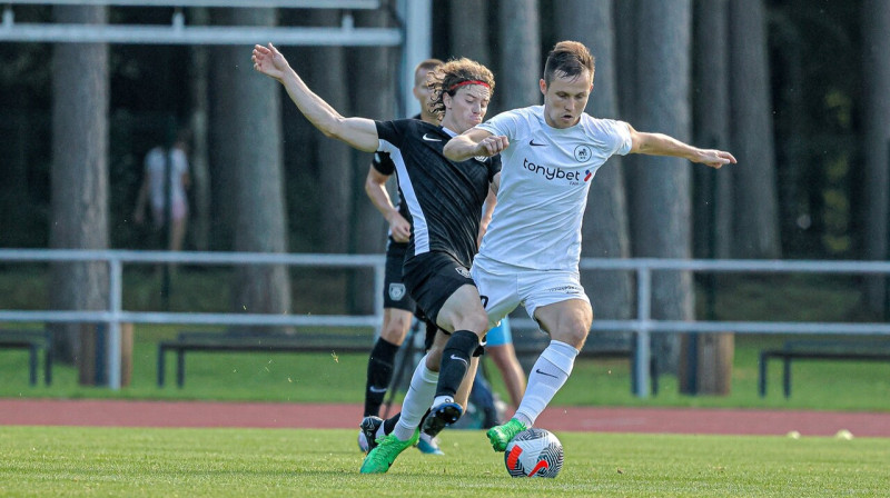 Jānis Ikaunieks cīņā pret "Valmieru". Foto: Jānis Līgats/Valmiera FC