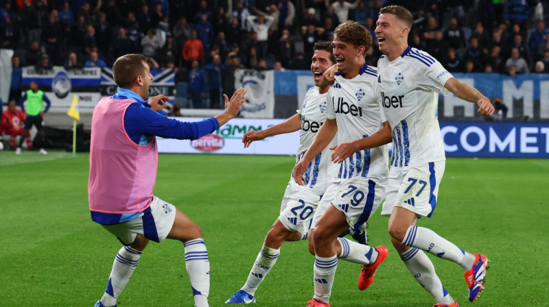 Komo kluba futbolisti pēc vārtu guvuma Bergamo. Foto: Michele Maraviglia/EPA/Scanpix