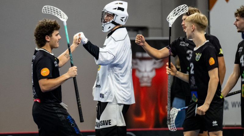 Sandijs Gabriels Siliņš (centrā) šīs sezonas sākumā ir teju vai nepārspējams, foto: Floorball.lv