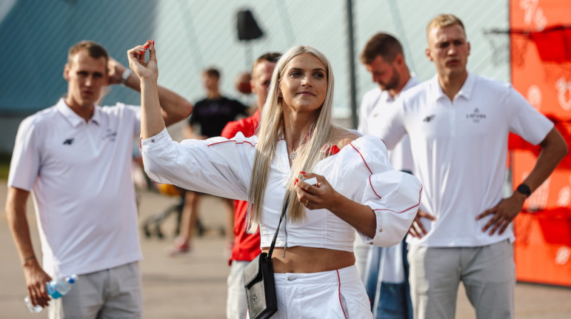 Līna Mūze-Sirmā olimpiešu sagaidīšanā pie "Rimi" Olimpiskā centra. Foto: LOK