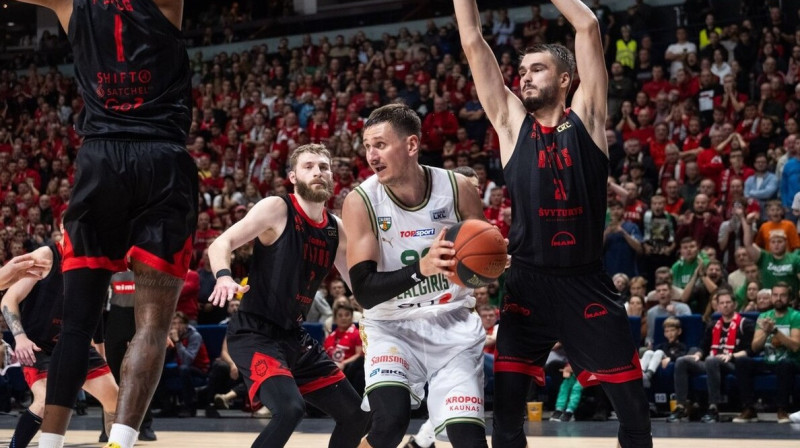 Kauņas "Žalgira" basketbolists Edgars Ulanovs Viļņas "Rytas" spēlētāju ielenkumā. Foto: Ervin Rauluševičius/ELTA