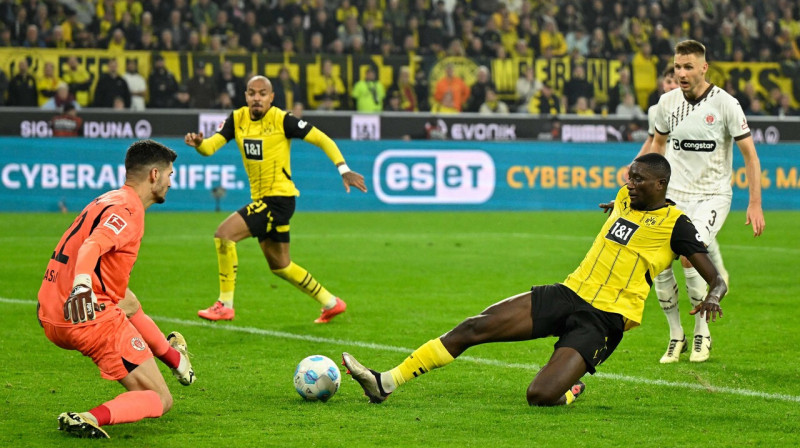 Dortmundes "Borussia" snaiperis Serū Girasī uzbrukuma smailē spēlē pret "St. Pauli". Foto: Ina Fassbender/AFP/Scanpix