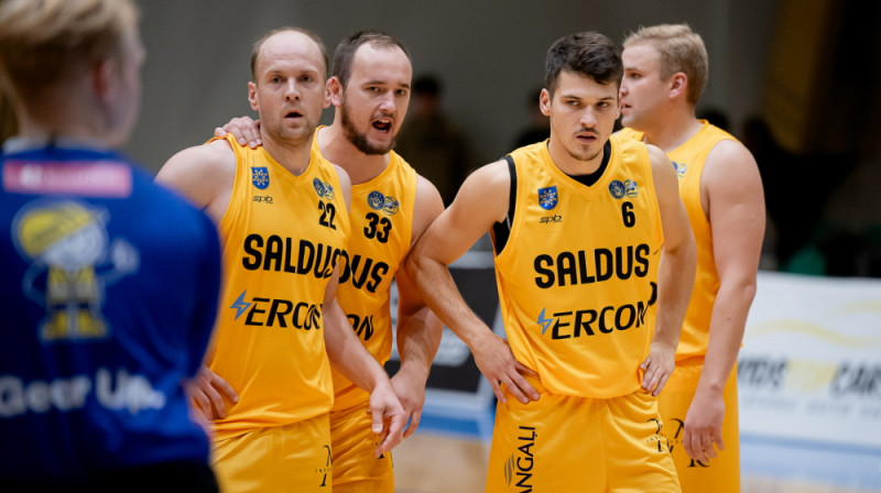 "Saldus" basketbolisti Kaspars Baumanis, Emīls Kravinskis un 	Roberts Rozentāls. Foto: Jānis Riņķis