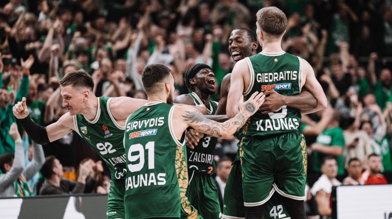 Kauņas "Žalgira" basketbolisti pēc pēdējās sekundēs izcīnītas uzvaras pār Belgradas "Crvena zvezda". Foto: BC Žalgiris Kaunas