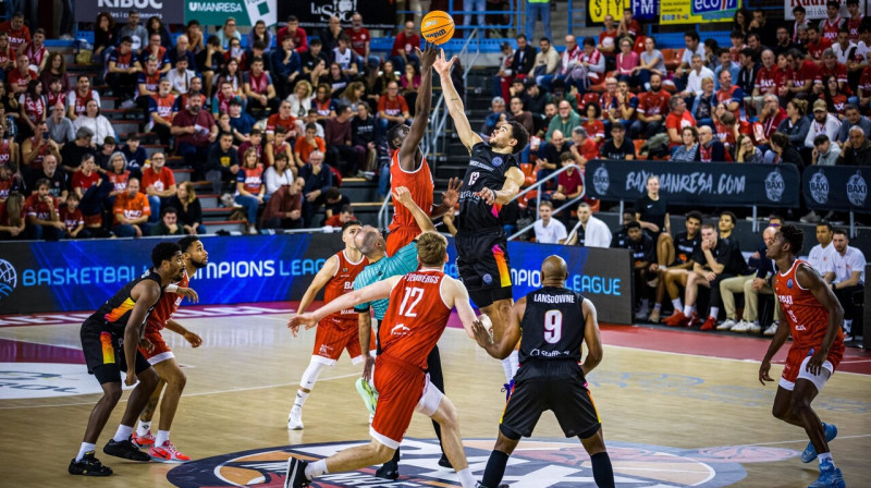 Sākuma iemetiens Manresas un Kemnicas "Niners" komandu spēlē. Foto: FIBA