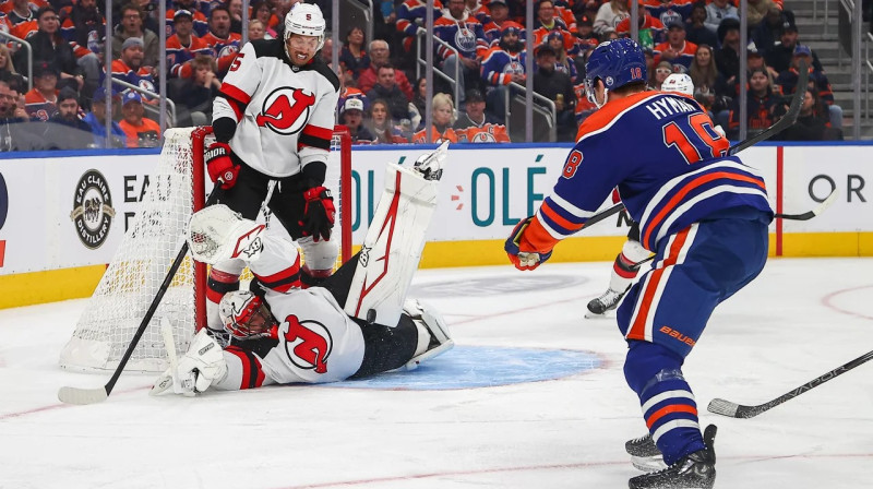 Ņūdžersijas "Devils" vārtsargs Džeiks Alens darbībā Edmontonā. Foto: NHL