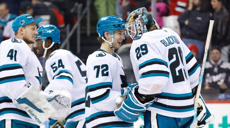 Sanhosē "Sharks" hokejisti sveic lielisku spēli aizvadījušo vārtsargu Makenziju Blekvudu. Foto: San Jose Sharks