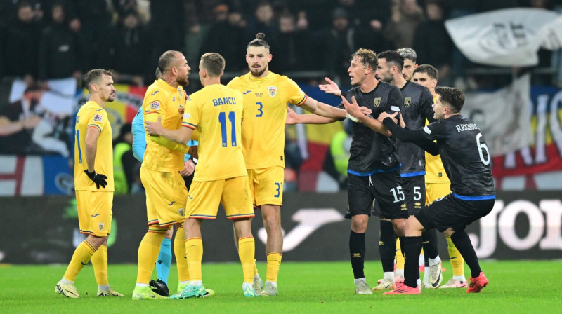 Rumāņu un kosoviešu futbolisti. Foto: Daniel Mihailescu/AFP/Scanpix