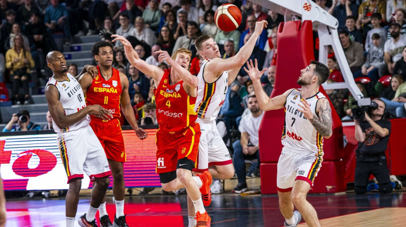 Mirklis no Beļģijas un Spānijas valstsvienību spēles 25. februārī. Foto: FIBA