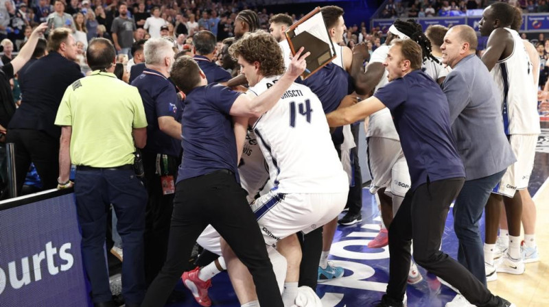 Asumi Melburnas "United" un Adelaidas "36ers" spēlē. Foto: Darrian Traynor/Getty Images