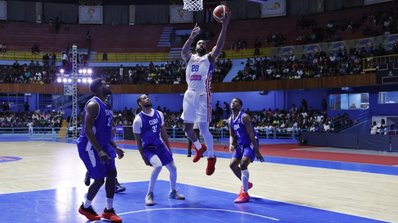 Puertorikānis Ismaels Romero uzbrukumā pret Kubas valstsvienību. Foto: FIBA